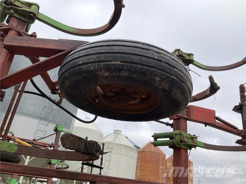 Morris CP-425 27 ft Cultivator زراعات