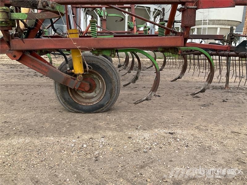 Morris CP-425 27 ft Cultivator زراعات