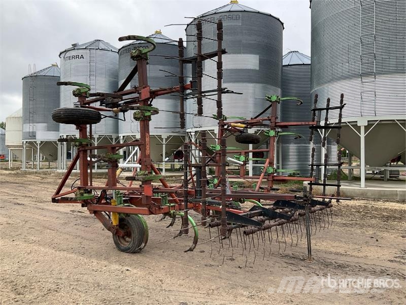Morris CP-425 27 ft Cultivator زراعات