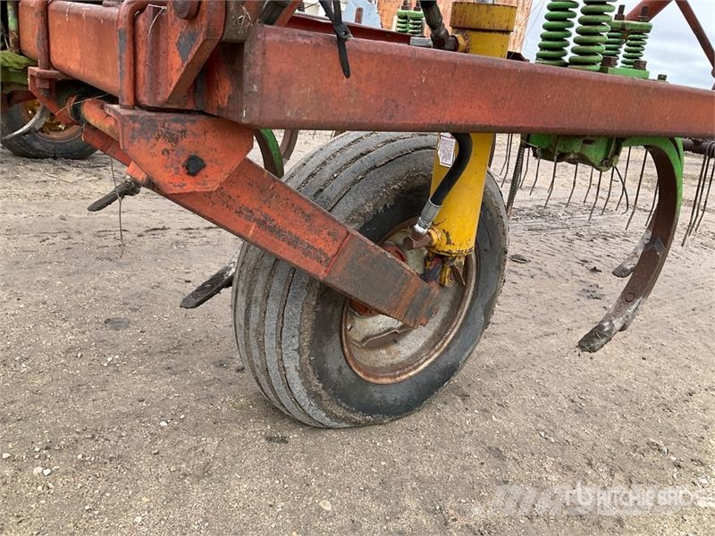 Morris CP-425 27 ft Cultivator زراعات