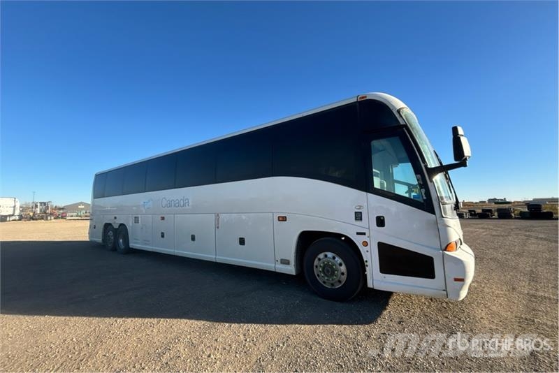 Motor Coach Industries J4500 6x2 56-Seat Coach Keleiviniai autobusai