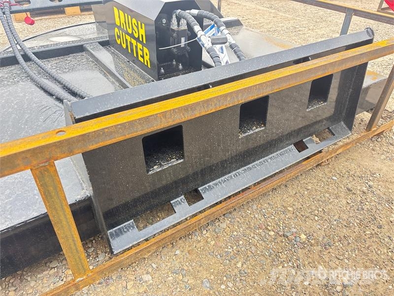  Mower King SSRC 72 in Skid Steer Brush Cutter (Unu Sekačky namontované a tažené
