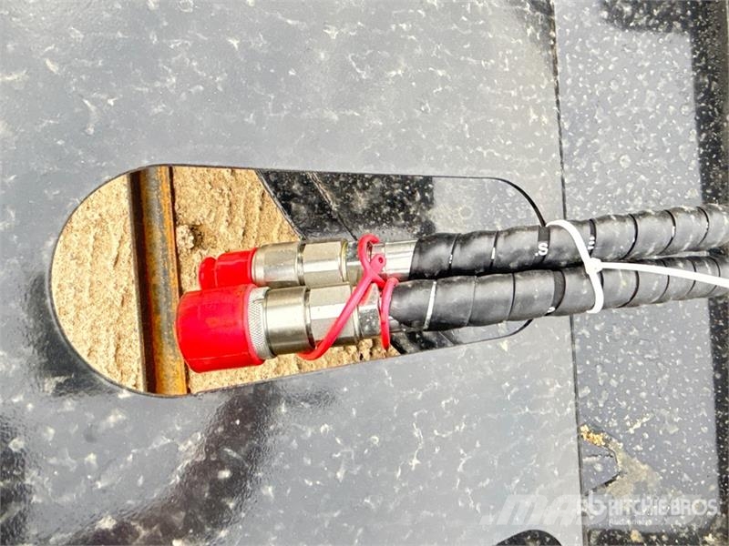 Mower King SSRC 72 in Skid Steer Brush Cutter (Unu Sekačky namontované a tažené