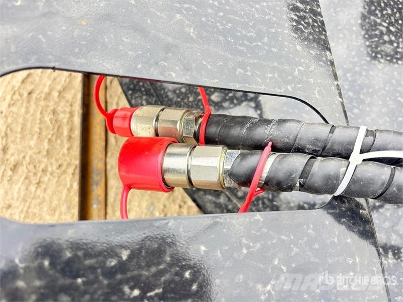Mower King SSRC 72 in Skid Steer Brush Cutter (Unu Sekačky namontované a tažené