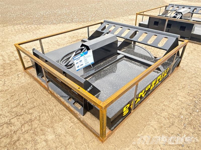 Mower King SSRC 72 in Skid Steer Brush Cutter (Unu Sekačky namontované a tažené