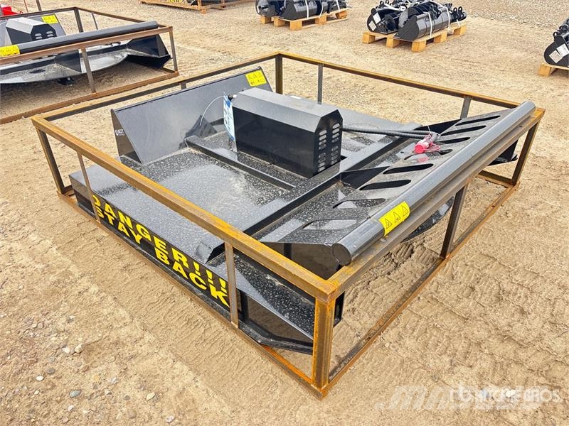 Mower King SSRC 72 in Skid Steer Brush Cutter (Unu Sekačky namontované a tažené