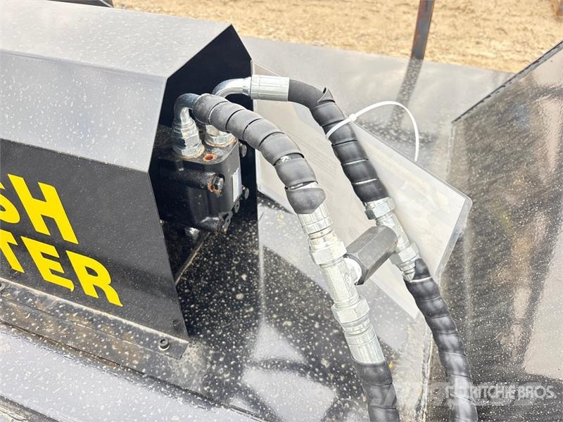Mower King SSRC 72 in Skid Steer Brush Cutter (Unu Sekačky namontované a tažené