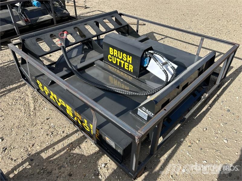 Mower King SSRC 72 in Skid Steer Brush Cutter (Unu 牽引式モア/芝刈り機