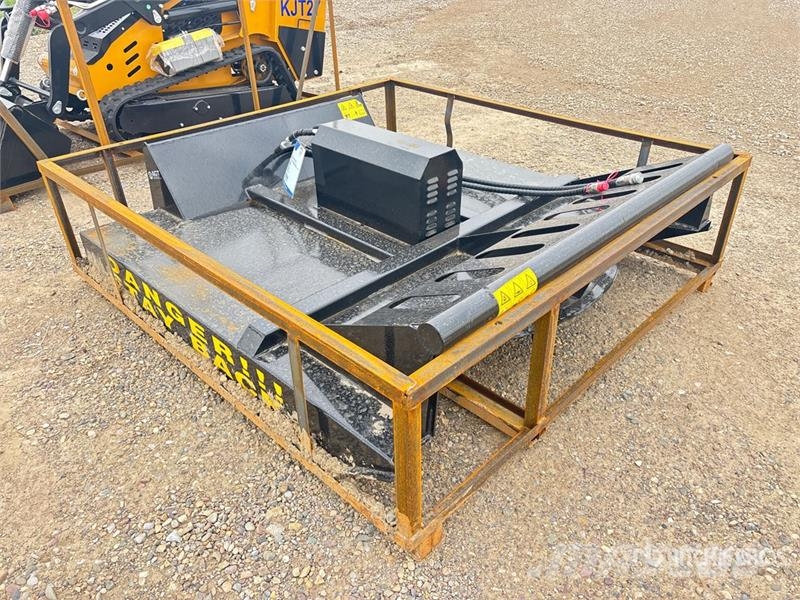  Mower King SSRC 72 in Skid Steer Brush Cutter (Unu Sekačky namontované a tažené