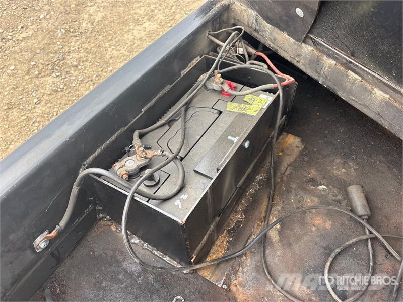 Mustang 16 ft T/A Tilt Deck Trailer Caricatore basso