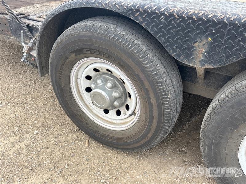 Mustang 16 ft T/A Tilt Deck Trailer Caricatore basso