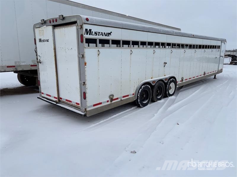 Mustang GL-280X33 38 ft Tri/A Livestock Trailer Трейлери для транспортування тварин