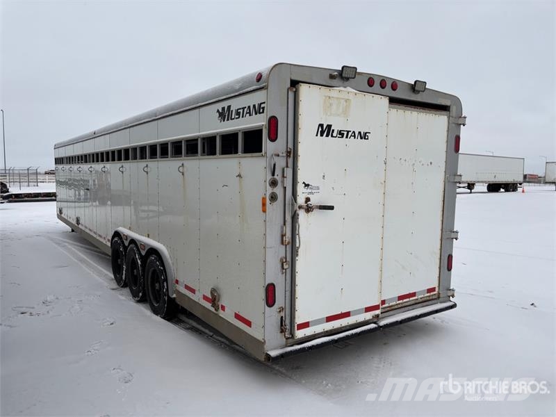 Mustang GL-280X33 38 ft Tri/A Livestock Trailer Трейлери для транспортування тварин