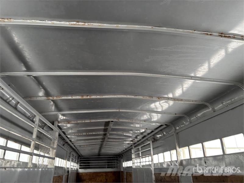 Mustang GL-280X33 38 ft Tri/A Livestock Trailer Трейлери для транспортування тварин