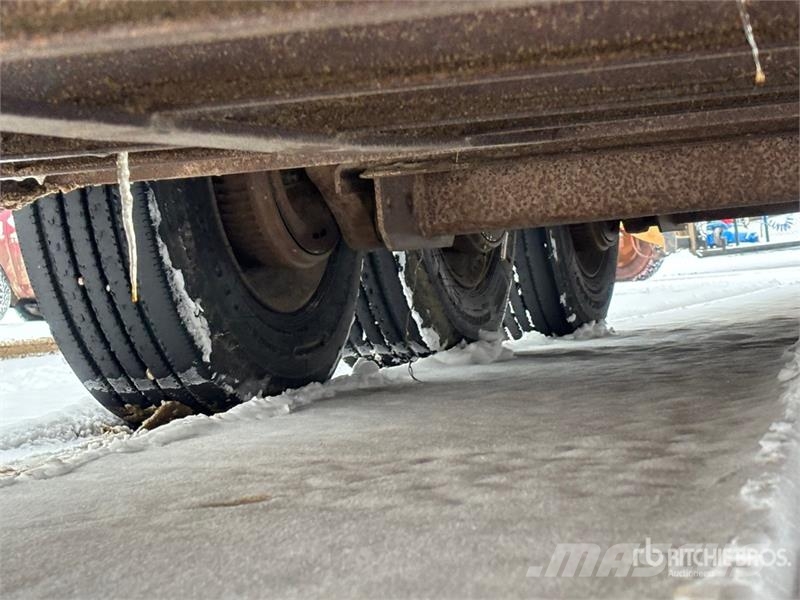 Mustang GL-280X33 38 ft Tri/A Livestock Trailer Трейлери для транспортування тварин