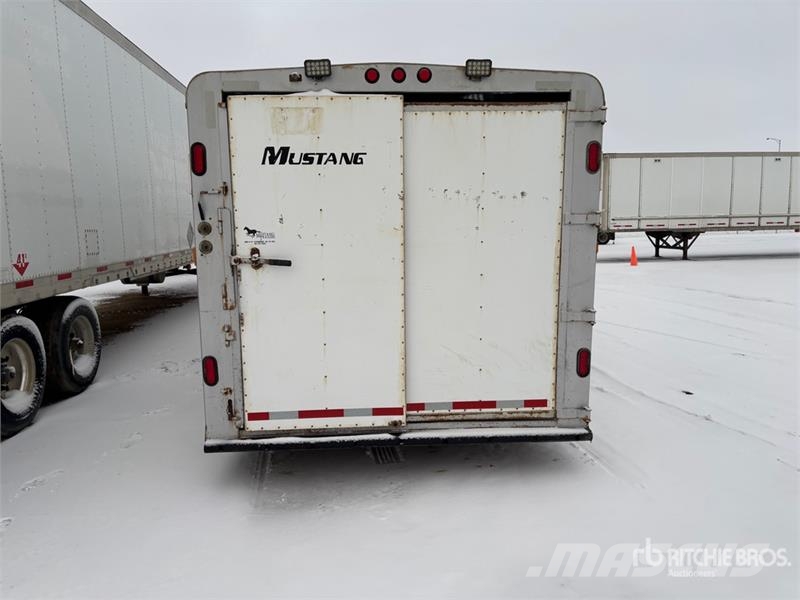 Mustang GL-280X33 38 ft Tri/A Livestock Trailer Трейлери для транспортування тварин