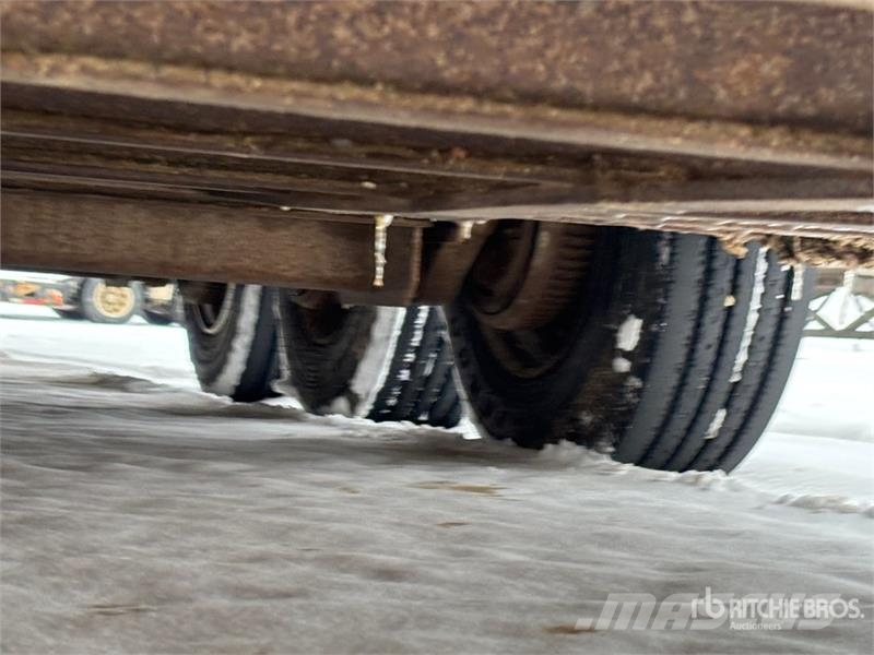 Mustang GL-280X33 38 ft Tri/A Livestock Trailer Трейлери для транспортування тварин