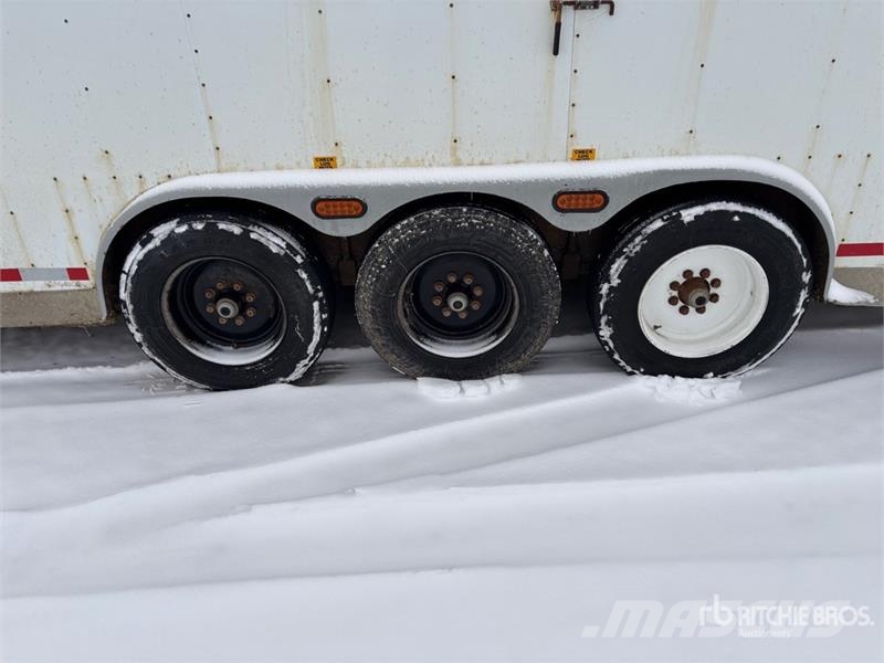 Mustang GL-280X33 38 ft Tri/A Livestock Trailer Трейлери для транспортування тварин