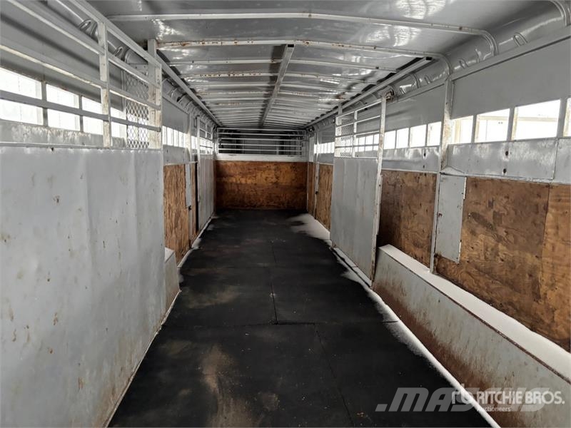 Mustang GL-280X33 38 ft Tri/A Livestock Trailer Трейлери для транспортування тварин