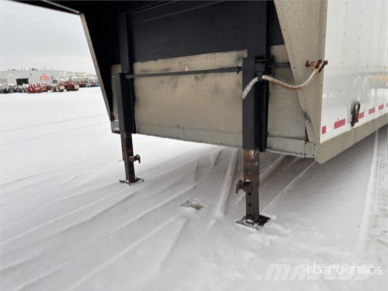 Mustang GL-280X33 38 ft Tri/A Livestock Trailer Трейлери для транспортування тварин