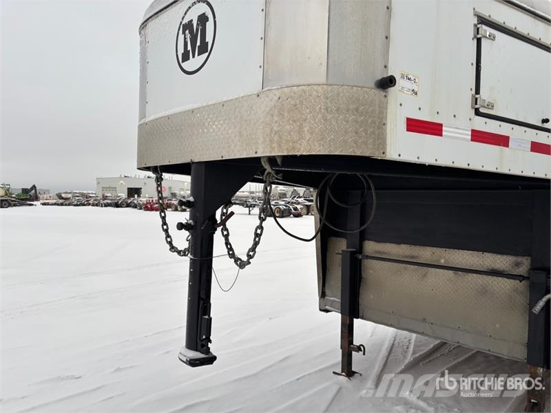 Mustang GL-280X33 38 ft Tri/A Livestock Trailer Трейлери для транспортування тварин