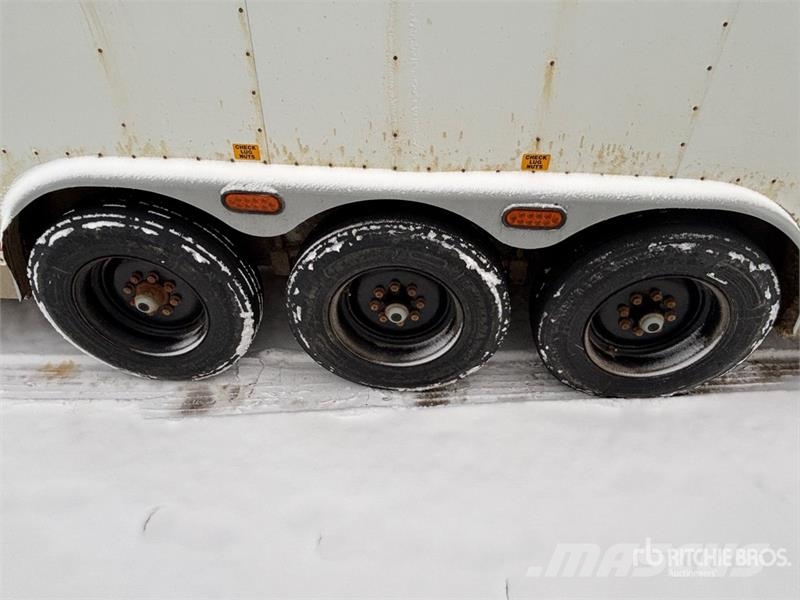 Mustang GL-280X33 38 ft Tri/A Livestock Trailer Трейлери для транспортування тварин