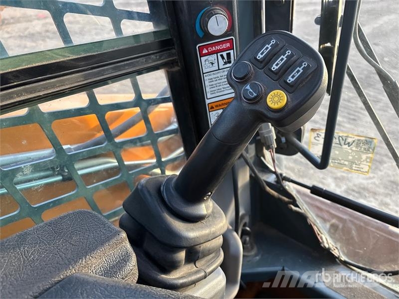Mustang Two-Speed Skid Steer Loader 滑移轉向裝載機