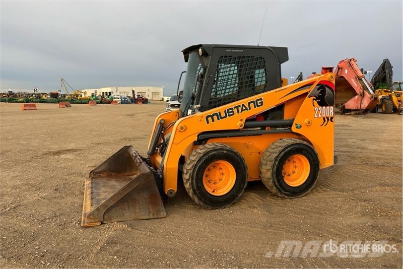 Mustang Two-Speed Skid Steer Loader 滑移轉向裝載機