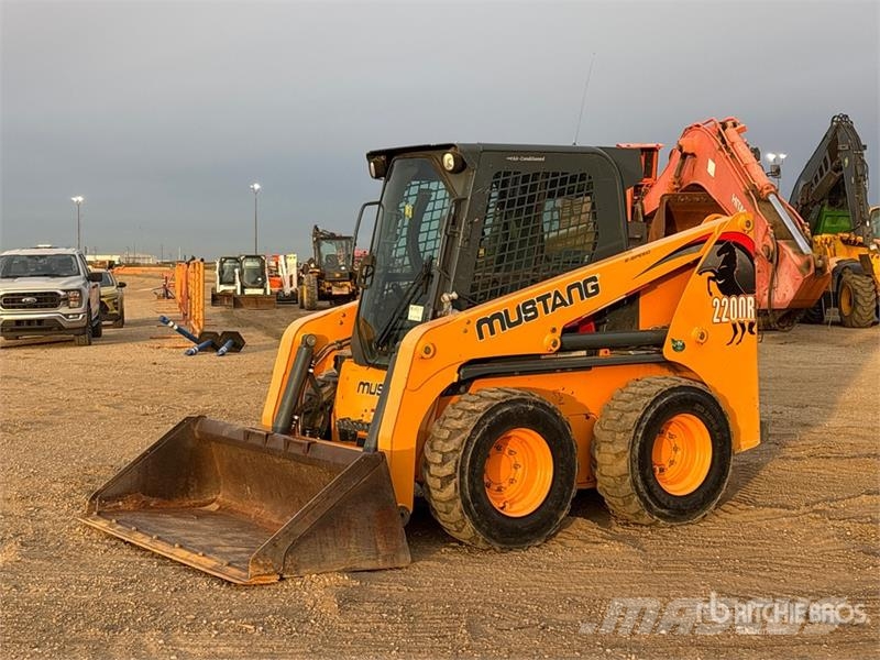 Mustang Two-Speed Skid Steer Loader 滑移轉向裝載機