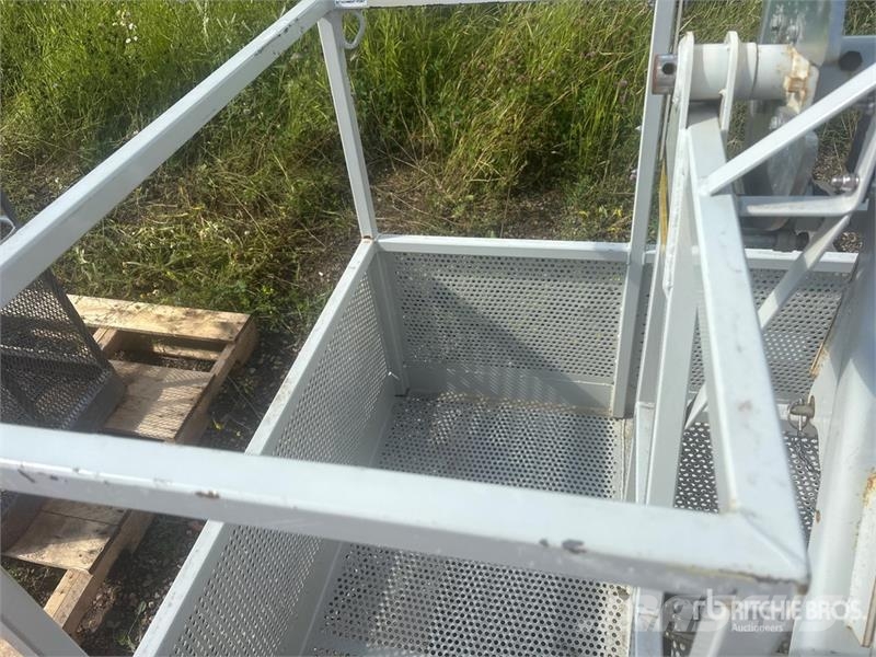 National 72 in 600 lb Personnel Basket (Unused) Personenliften en invalideliften