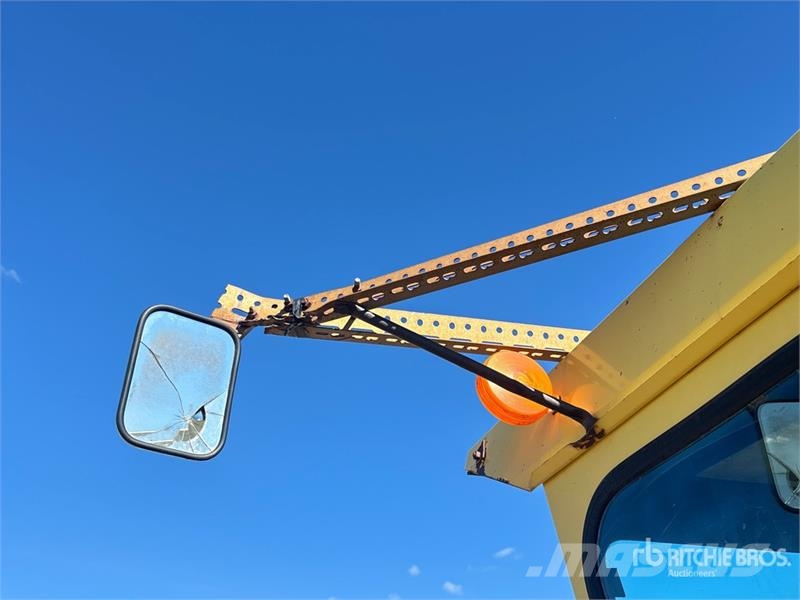 New Holland 1069 23 ft x 9 ft Bale Mover Önrakodó pótkocsik