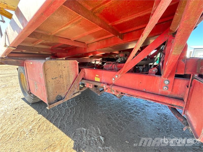 New Holland 1069 23 ft x 9 ft Bale Mover Önrakodó pótkocsik