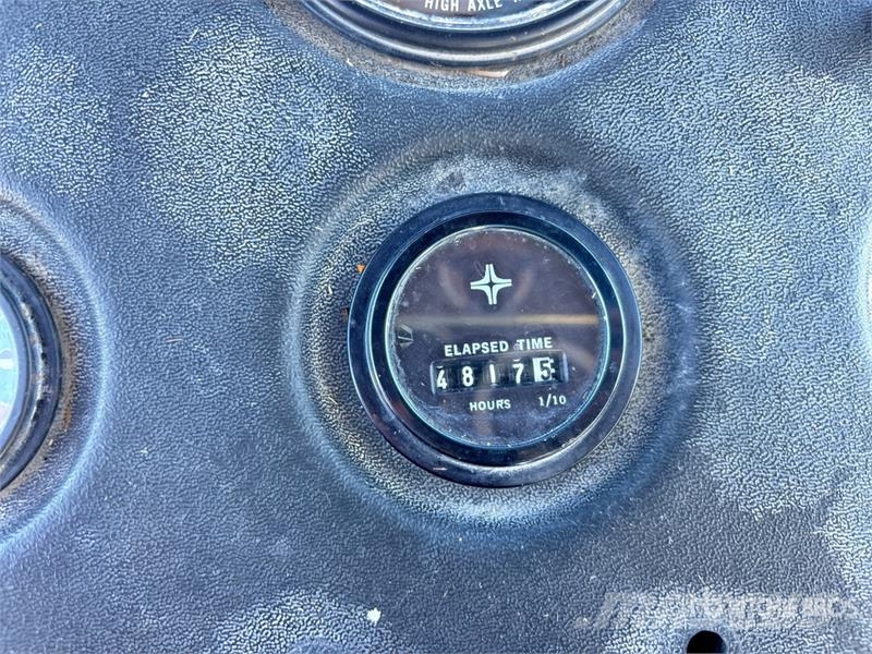 New Holland 1069 23 ft x 9 ft Bale Mover Önrakodó pótkocsik