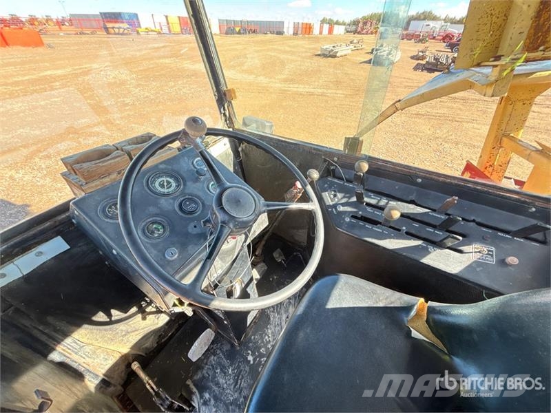 New Holland 1069 23 ft x 9 ft Bale Mover Önrakodó pótkocsik