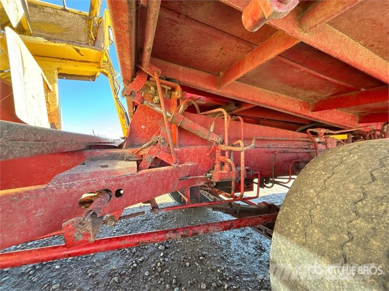 New Holland 1069 23 ft x 9 ft Bale Mover Önrakodó pótkocsik
