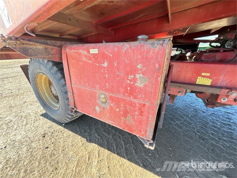 New Holland 1069 23 ft x 9 ft Bale Mover Önrakodó pótkocsik