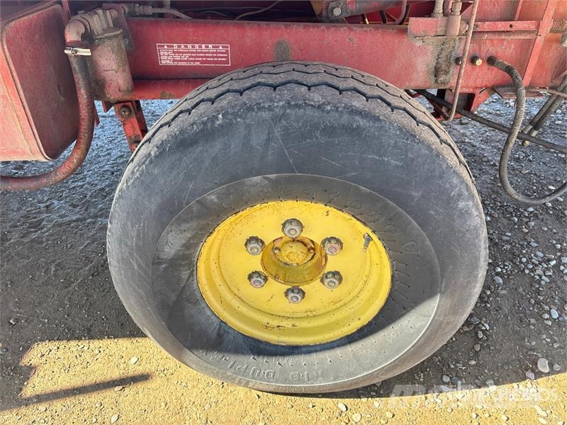 New Holland 1069 23 ft x 9 ft Bale Mover Önrakodó pótkocsik