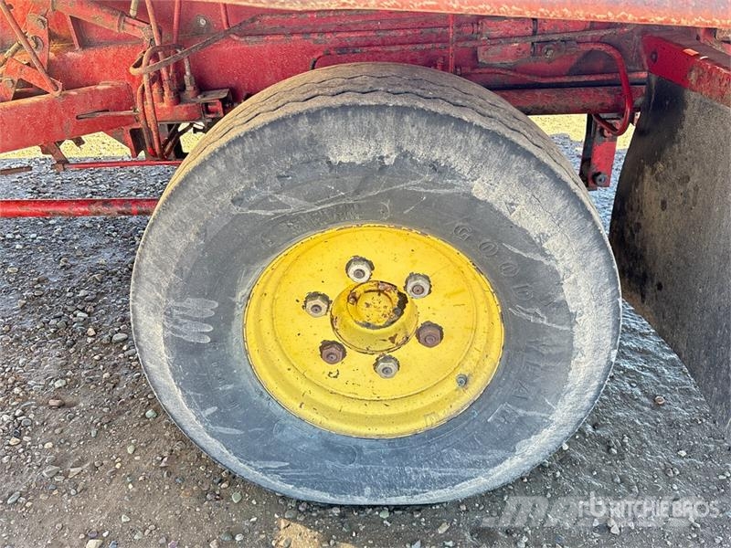 New Holland 1069 23 ft x 9 ft Bale Mover Önrakodó pótkocsik
