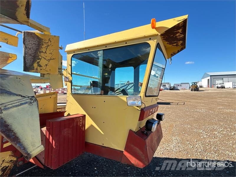 New Holland 1069 23 ft x 9 ft Bale Mover Önrakodó pótkocsik