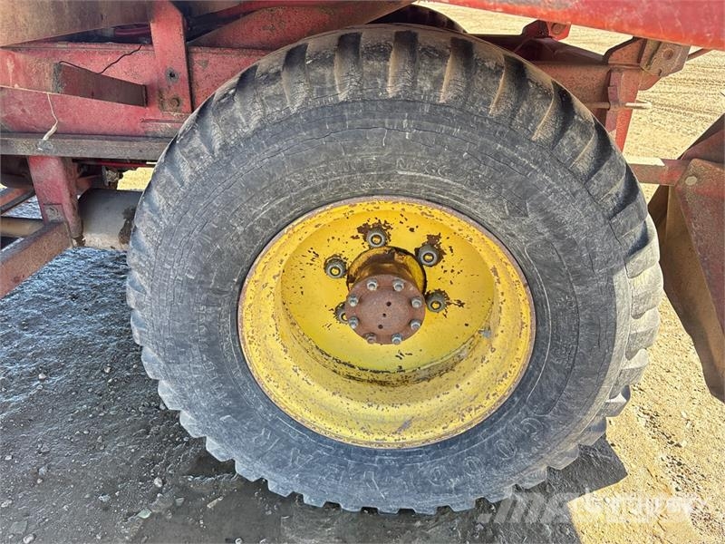 New Holland 1069 23 ft x 9 ft Bale Mover Önrakodó pótkocsik
