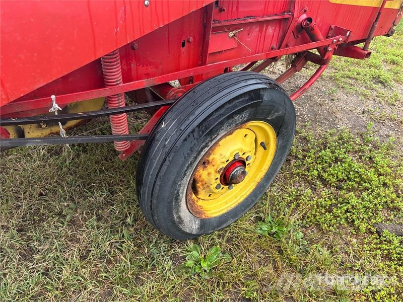 New Holland 269 Square Baler Kanttipaalaimet