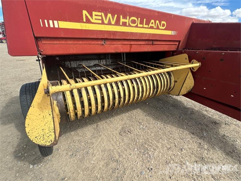 New Holland 326 Square Baler Enfardadeira de fardos quadrados