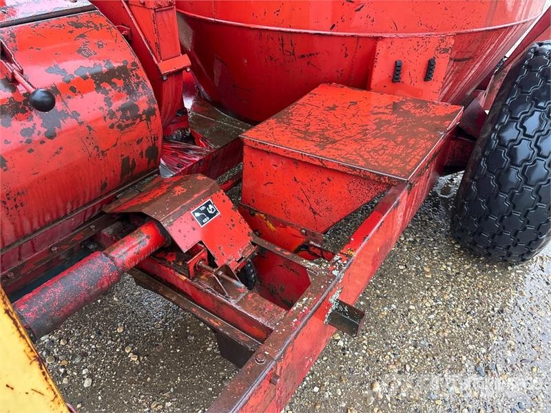 New Holland 359 Feed Mixer ミキサーフィーダー