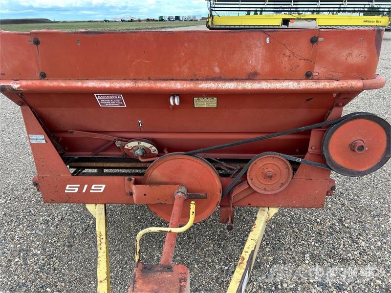 New Holland 519 S/A Manure Spreader معدات توزيع السماد العضوي