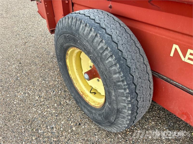 New Holland 519 S/A Manure Spreader معدات توزيع السماد العضوي