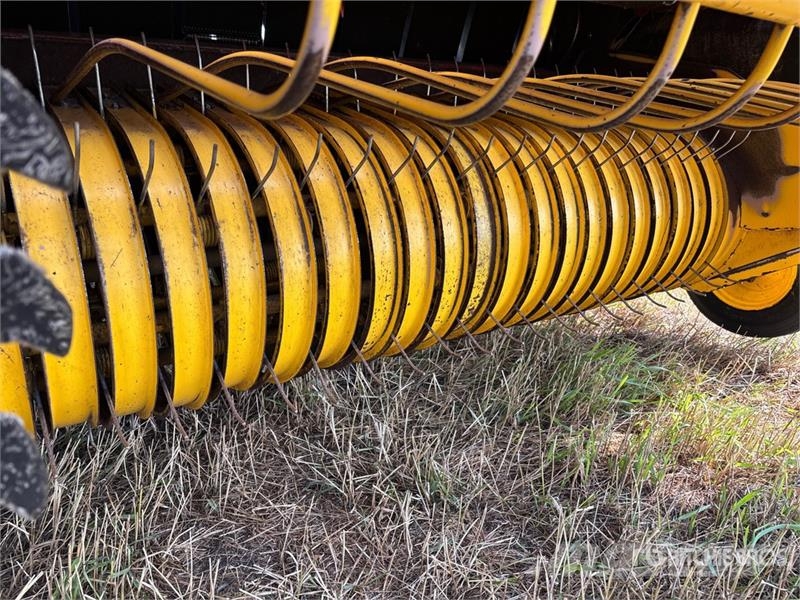 New Holland 688 Πρέσες κυλινδρικών δεμάτων