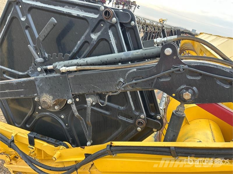 New Holland 760CG 35 ft Combine Header Kombájn adapterek