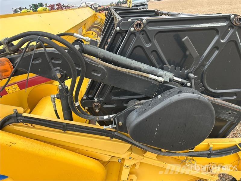 New Holland 760CG 35 ft Combine Header Kombájn adapterek