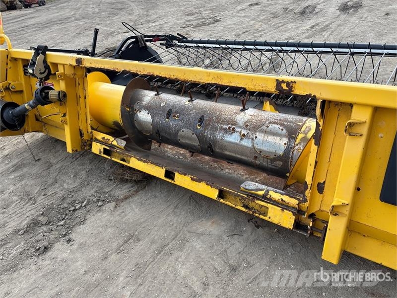 New Holland 76C 14 ft Combine Pickup Header Cabezales de cosechadoras combinadas
