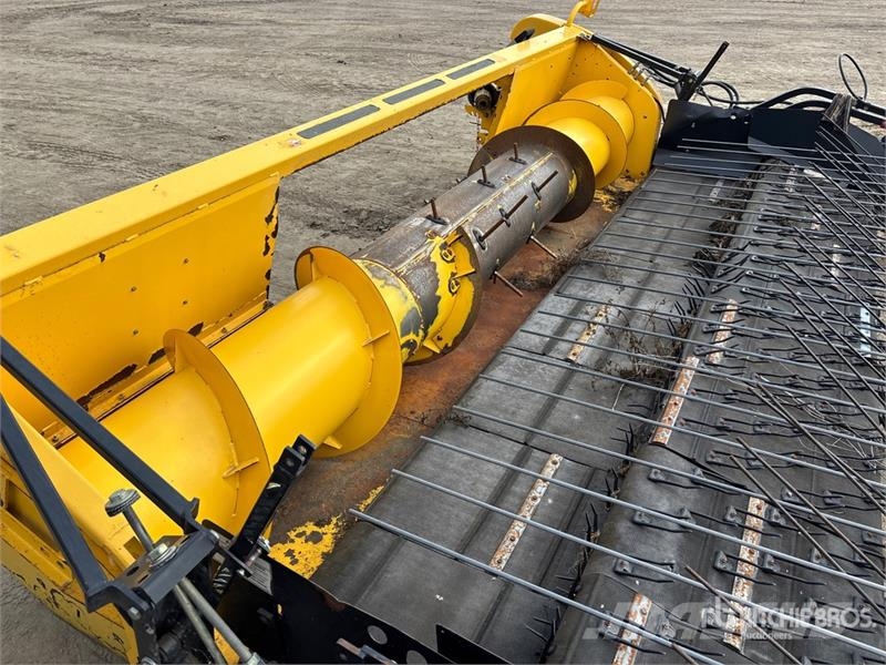 New Holland 76C 14 ft Combine Pickup Header Cabezales de cosechadoras combinadas